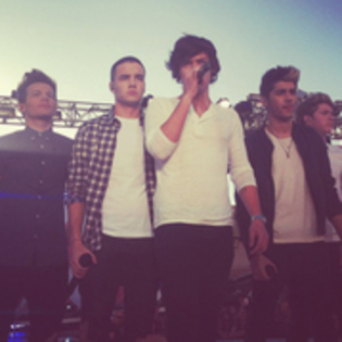 82854994_ZFRWTTG3 - one direction poze concerte