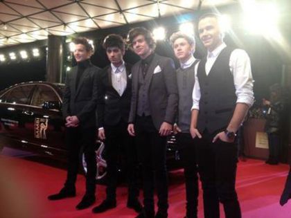 normal_tumblr_mdwmahn6kV1re0bffo3_1280 - 1D bambi awards