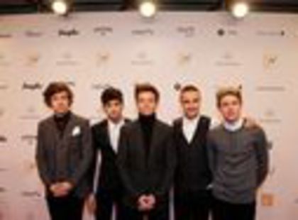 thumb_178262_568074779874577_1752244293_o - 1D bambi awards