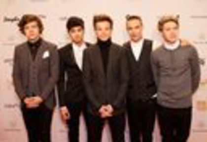 thumb_704619_568074713207917_1283042465_o - 1D bambi awards