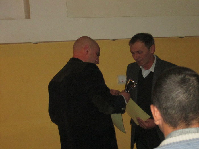 inminarea premiilor si stringeri de maini