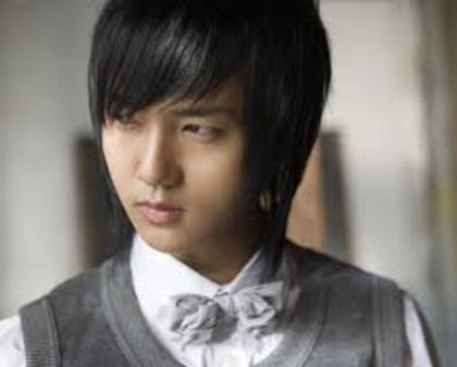  - yesung poze Twiter