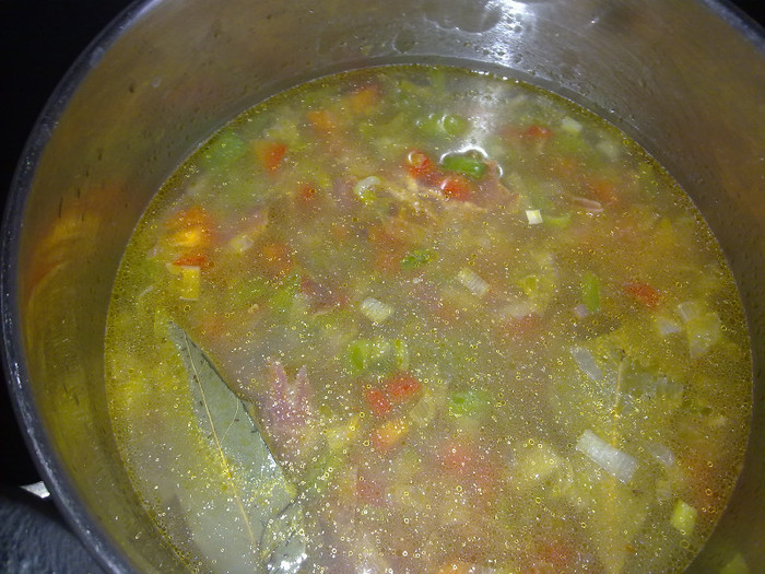 nu se caleste mult....; se adauga apa,lasi la fiert putin si pui lintea ce a fost lasata la inmuiat in apa calda cam 2 ore,cand lintea este fiarta pun 2-3 linguri rosii,potrivesc de sare, 1 ou fiert taiat marunt
