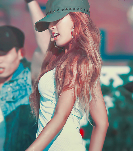 [ele mersera spre casa,Jolie vede ca se misca un tufis]:Oare cine este in tufis?