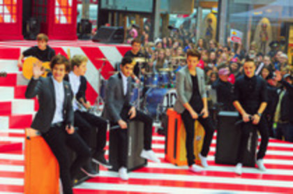 82966732_XQMURTR - 1D concert today show