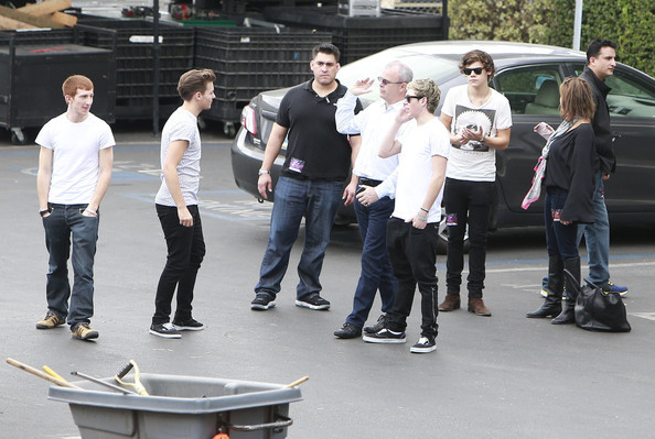 Niall Horan One Direction Playing Soccer CBS lYCrc56EcQ7l - One Direction Playing Soccer In The CBS Parking Lot