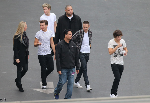 Niall Horan One Direction Playing Soccer CBS NFf-6dvjej2l - One Direction Playing Soccer In The CBS Parking Lot