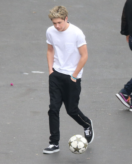 Niall Horan One Direction Playing Soccer CBS otXXCWGuAetl - One Direction Playing Soccer In The CBS Parking Lot