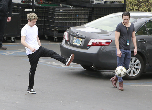 Niall Horan One Direction Playing Soccer CBS qqw0cZNmuyGl - One Direction Playing Soccer In The CBS Parking Lot
