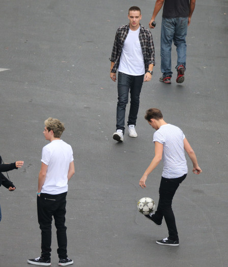 Niall Horan One Direction Playing Soccer CBS s2lwljUxGj-l - One Direction Playing Soccer In The CBS Parking Lot