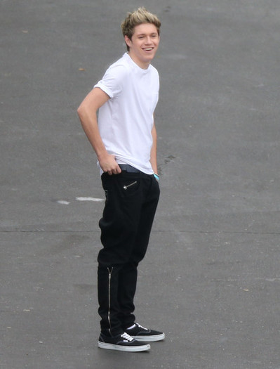 Niall Horan One Direction Playing Soccer CBS I_EExpNmkzWl - One Direction Playing Soccer In The CBS Parking Lot