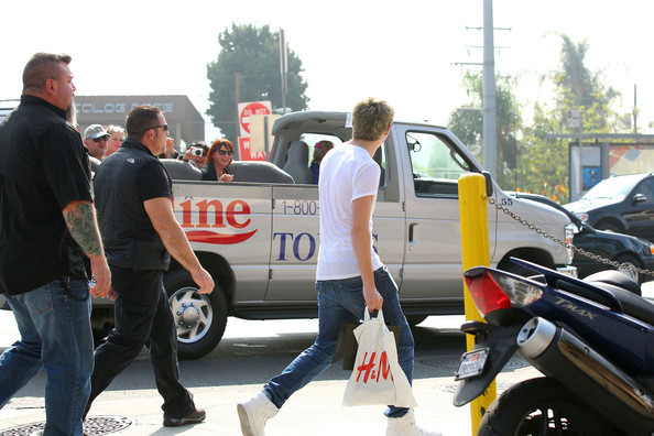 Niall Horan Niall Horan Goes Shopping L 4nEUZNVZkbIl
