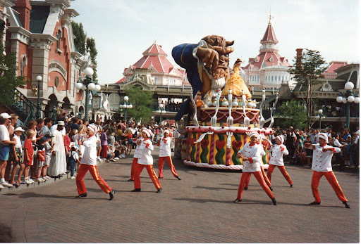 5.%2520Disneyland%2520Paris%2520-%2520Disney%2520Parade%252C%2520frumoasa%2520si%2520bestia - PARADA fLORILOR