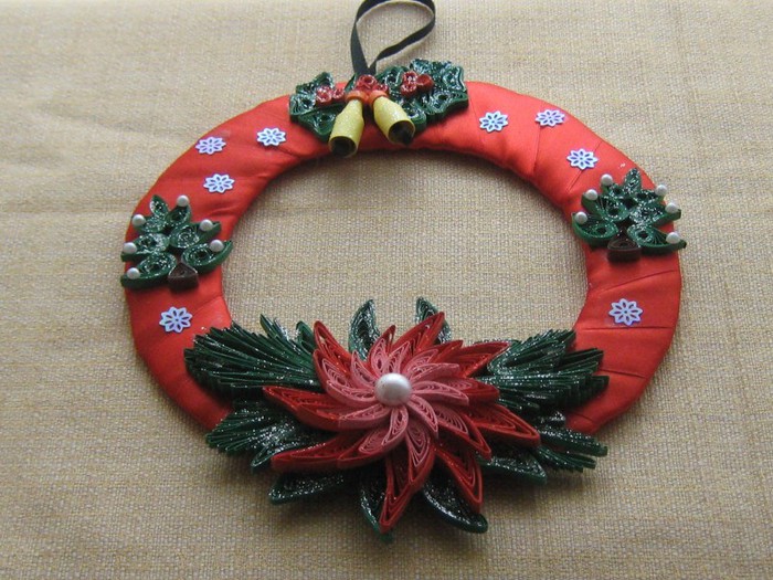 1; coronita cu baza  din carton captusit cu panglica satinata  cu aplicatii quilling si margele.
