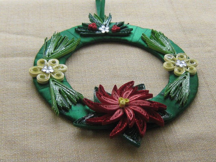 3; coronita cu baza din carton imbracat cu panglica satinata cu aplicatii quilling si margele
