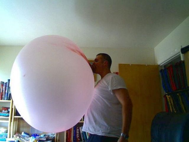 Cel mai mare balon din guma de mestecat - tutenstein