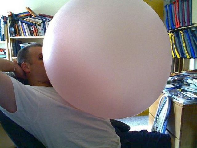 Cel-mai-mare-balon-din-guma-de-mestecat-2