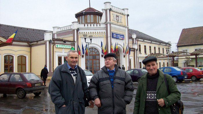 100_2770 ROMANI SIGHISORENI IN GARA DIN ALBA IULIA DE 1 DECEMBRIE 2012. - De la Sighisoara la Alba Iulia