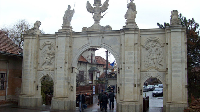 100_3122 Poarta in forma de arc de triumf cu trei intrari.