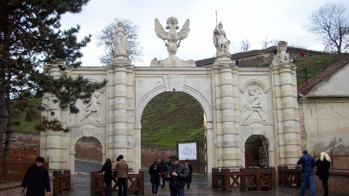 100_3123 Poarta construita din piatra cioplita . - Portile Cetatii Alba Iulia si schimbarea garzii
