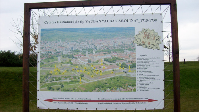 100_3032 - Portile Cetatii Alba Iulia si schimbarea garzii
