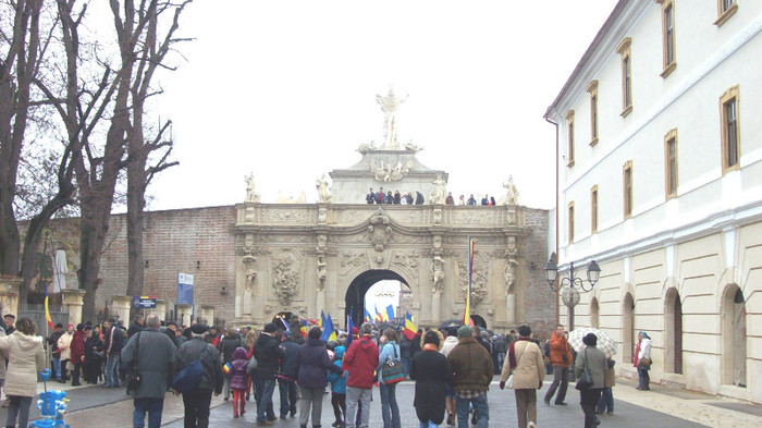 100_2889 Romani de pretutindeni la festivitatile de 1 decembrie 2012. - Portile Cetatii Alba Iulia si schimbarea garzii
