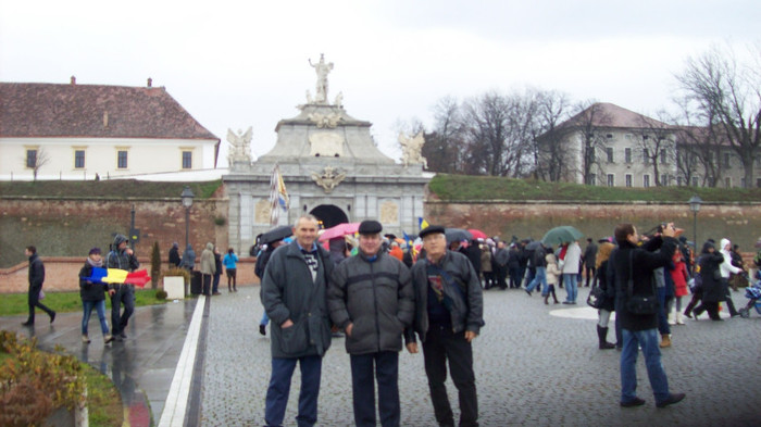 100_2919 Sighisoreni la Ziua Nationala  a Romaniei. - Portile Cetatii Alba Iulia si schimbarea garzii