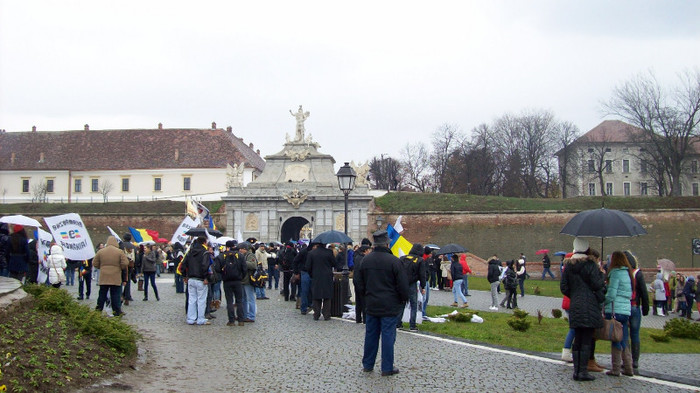 100_2929 Basarabeni prezenti cu benere ce exprima dorinta lor de unire cu Romania ,patria mama . - Portile Cetatii Alba Iulia si schimbarea garzii