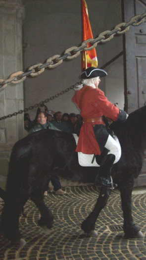 100_2896 SOLDAT DIN GARDA CETATII CALARE . - Portile Cetatii Alba Iulia si schimbarea garzii