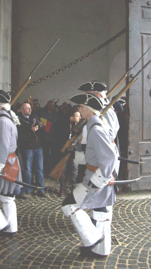 100_2914 - Portile Cetatii Alba Iulia si schimbarea garzii