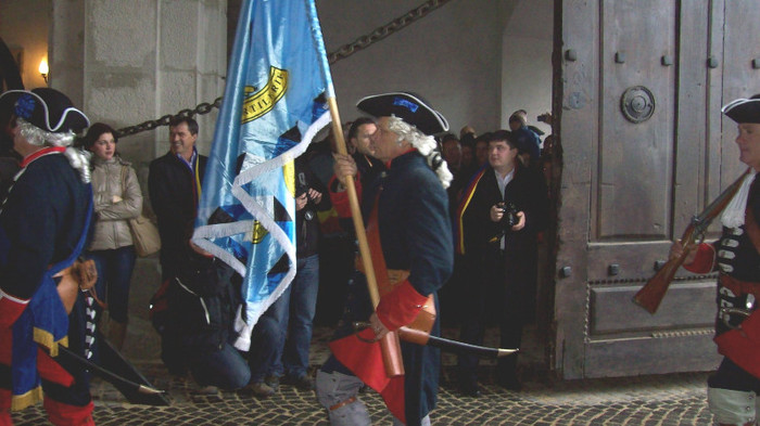 100_2910 - Portile Cetatii Alba Iulia si schimbarea garzii