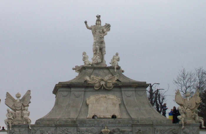 100_2936  Pe poarta a treia se afla statuia ecvestra a lui Carol al VI-lea. - Celula lui Horia de pe poarta a treia a cetatii Alba Iulia