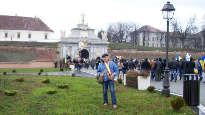 100_2947 UN ROMAN LA ALBA IULIA (autorul albumelor ) - Celula lui Horia de pe poarta a treia a cetatii Alba Iulia