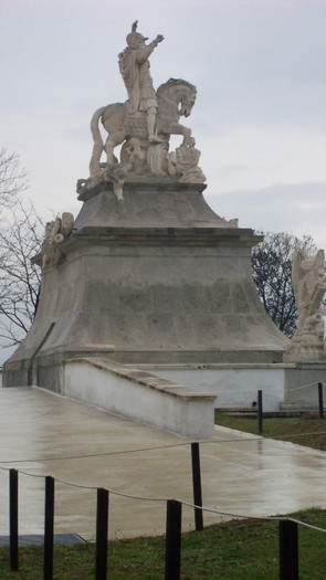 100_3046 Vedere laterala a  statui  ecvestre  si a  soclului  cu  CELULA  LUI  HOREA . - Celula lui Horia de pe poarta a treia a cetatii Alba Iulia