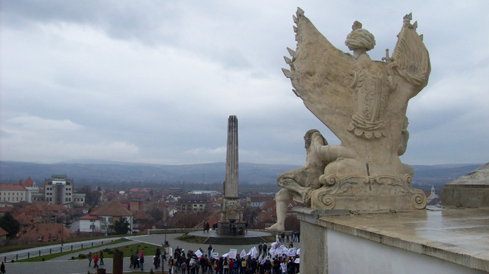 100_3056 OBELISCUL  DE PE  DEALUL  FURCILOR ,vazut de pe platforma portii a treia ,de langa soclul c - Celula lui Horia de pe poarta a treia a cetatii Alba Iulia