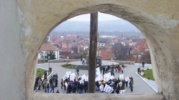 100_3072 FERESTRUICA DIN DREAPTA A CELULEI LUI HOREA CU VEDERE SPRE OBELISCUL DE ASTAZI ..