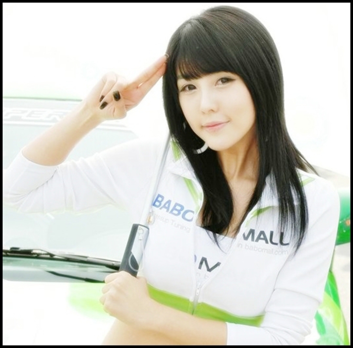 (coboara) Salut :-h Amm...:-s Unde o fi? :-s (pleaca la bucatarie) - Xx Episodul-79 xX