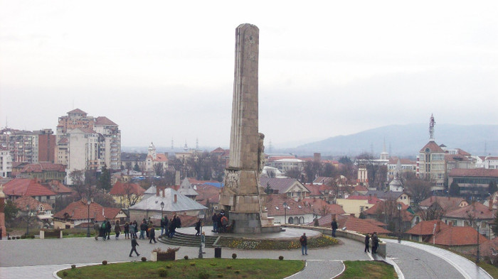 100_3044 VIZITATORI  LA OBELISC ,CARE NICI ASTAZI NU ARE COROANE SAU UN DRAPEL TRICOLOR .. - Obeliscul de pe Dealul Furcilor