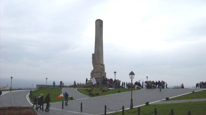 100_2955 STUDENTII  BASARABENI ,CER UNIREA CU ROMANIA PRIN BENERELE AFISATE ... - Obeliscul de pe Dealul Furcilor