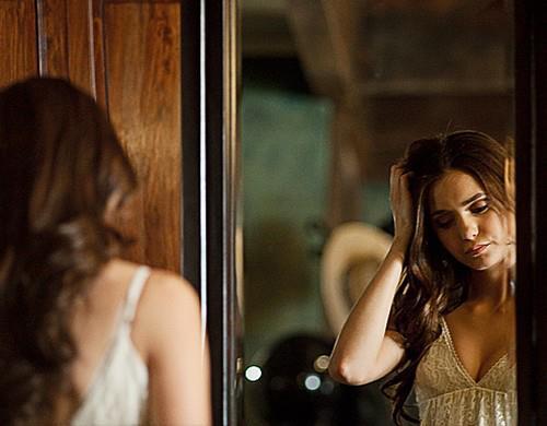 elena cobora jos din pat: ami e cam foame - The vampire diaries banda 2