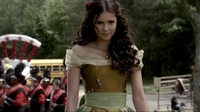 ok pai am plecat spunei lui stef ca am antrebat de el si elena ai grija de tine pa - The vampire diaries banda 2