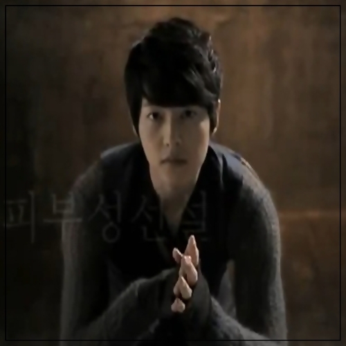 ;- |tinand-o in brate|..Ce s-a intamplat?:-s.:( - Oo JoongKi l Room Oo