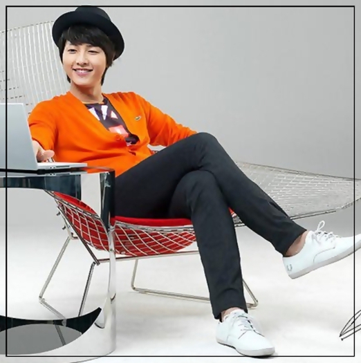 ;- | se aseaza pe fotoliu|..:) - Oo JoongKi l Room Oo