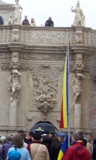 Deasupra intrarii laterale ale portii a treia interior se afla un basorelief.; Basorelieful reprezinta scene de lupta cu turcii,incadrate de pilastri ,ce se termina cu atlasi. Sub acest basorelief se afla blazonul familiei Sforza.
