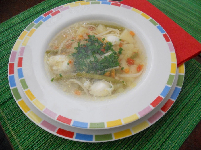 Ciorbita de legume cu pui si oua de prepelita