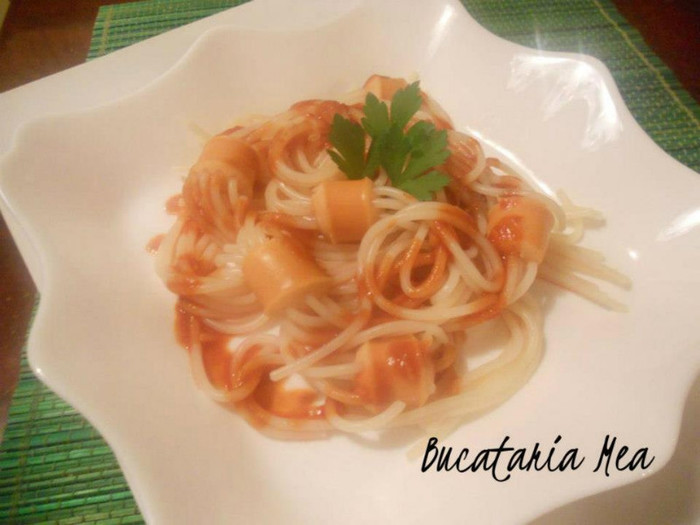 Spaghete cu crenvursti de pui