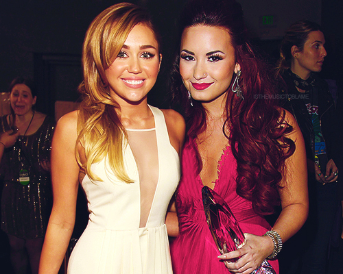 demi-lovato-memi-miley-cyrus-Favim.com-406854_large