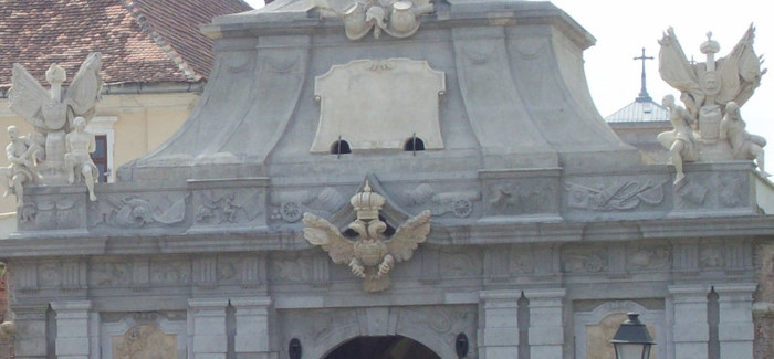 101_8907.....sub geamlacurile celulei lui Horea se afla in relief -stema imperiului austriac - - Celula lui Horia de pe poarta a treia a cetatii Alba Iulia