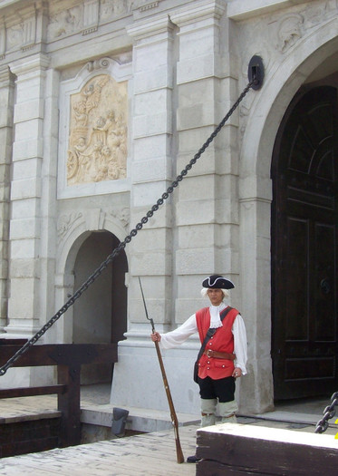 Strajer in uniforma imperiala . - Portile Cetatii Alba Iulia si schimbarea garzii