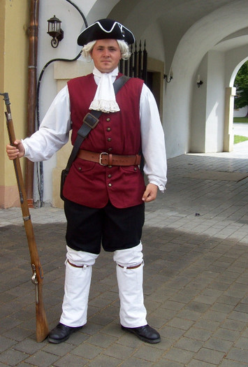 Strajer in uniforma imperiala. - Portile Cetatii Alba Iulia si schimbarea garzii